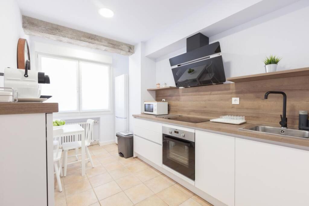 New Gorgeous Central Apartment - Beachfront - 3 Bd Сан Себастиан Екстериор снимка