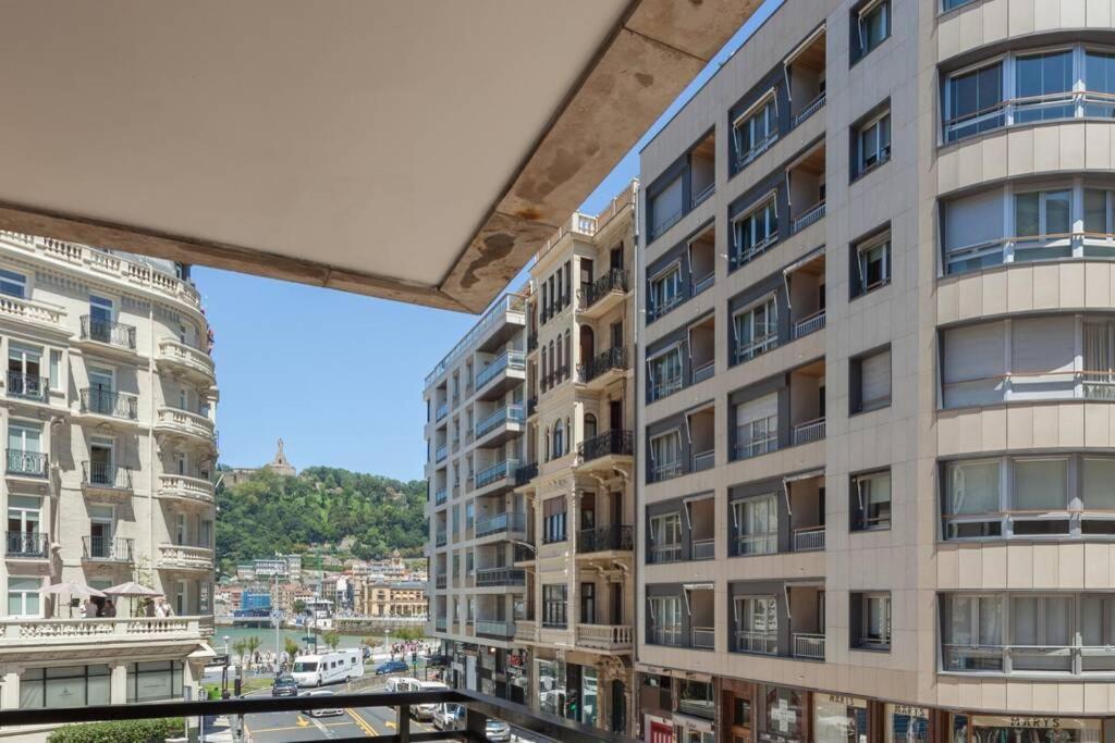 New Gorgeous Central Apartment - Beachfront - 3 Bd Сан Себастиан Екстериор снимка